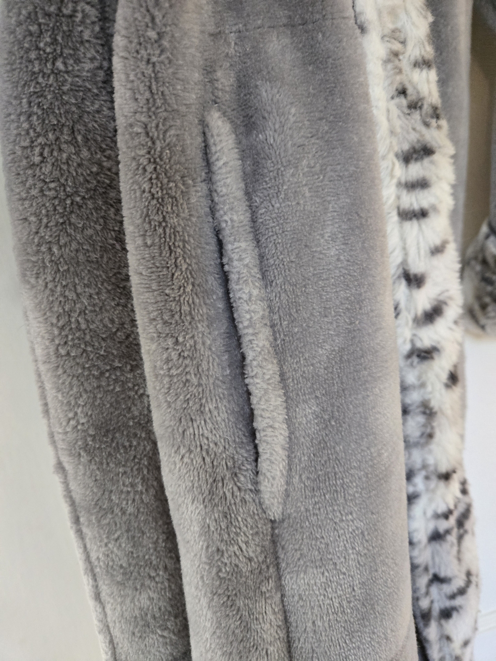Natori Light Gray Plush Robe with Spotted Trim - Picture 4 of 12